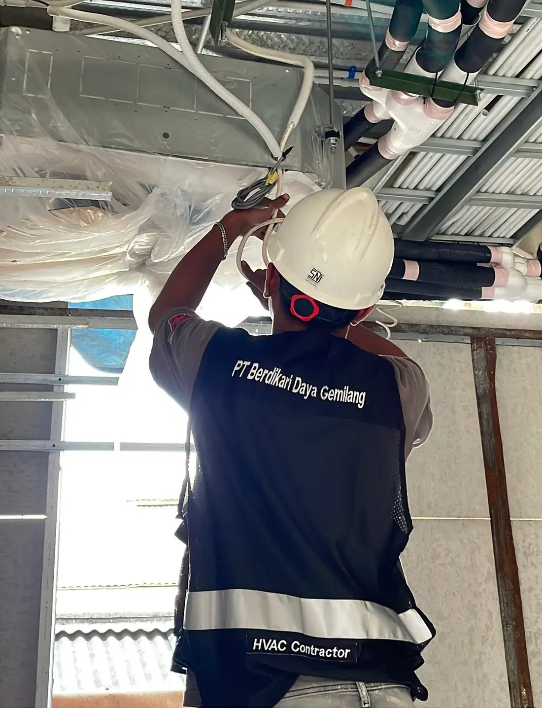 Teknisi BDG melakukan instalasi sistem HVAC